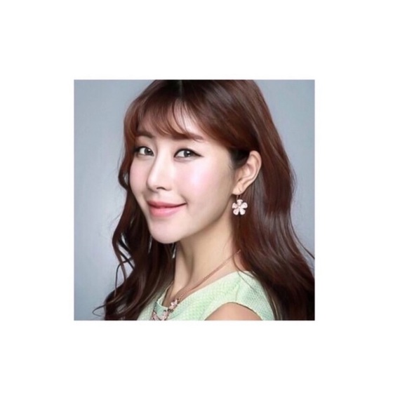 Pearlescent Pink Petal/Crystal Rose Gold Earrings - Picture 7 of 8